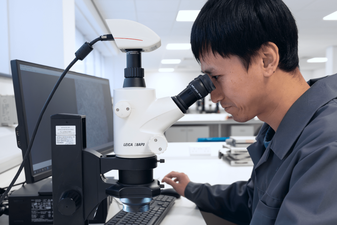 aluminium-expert-using-microscope